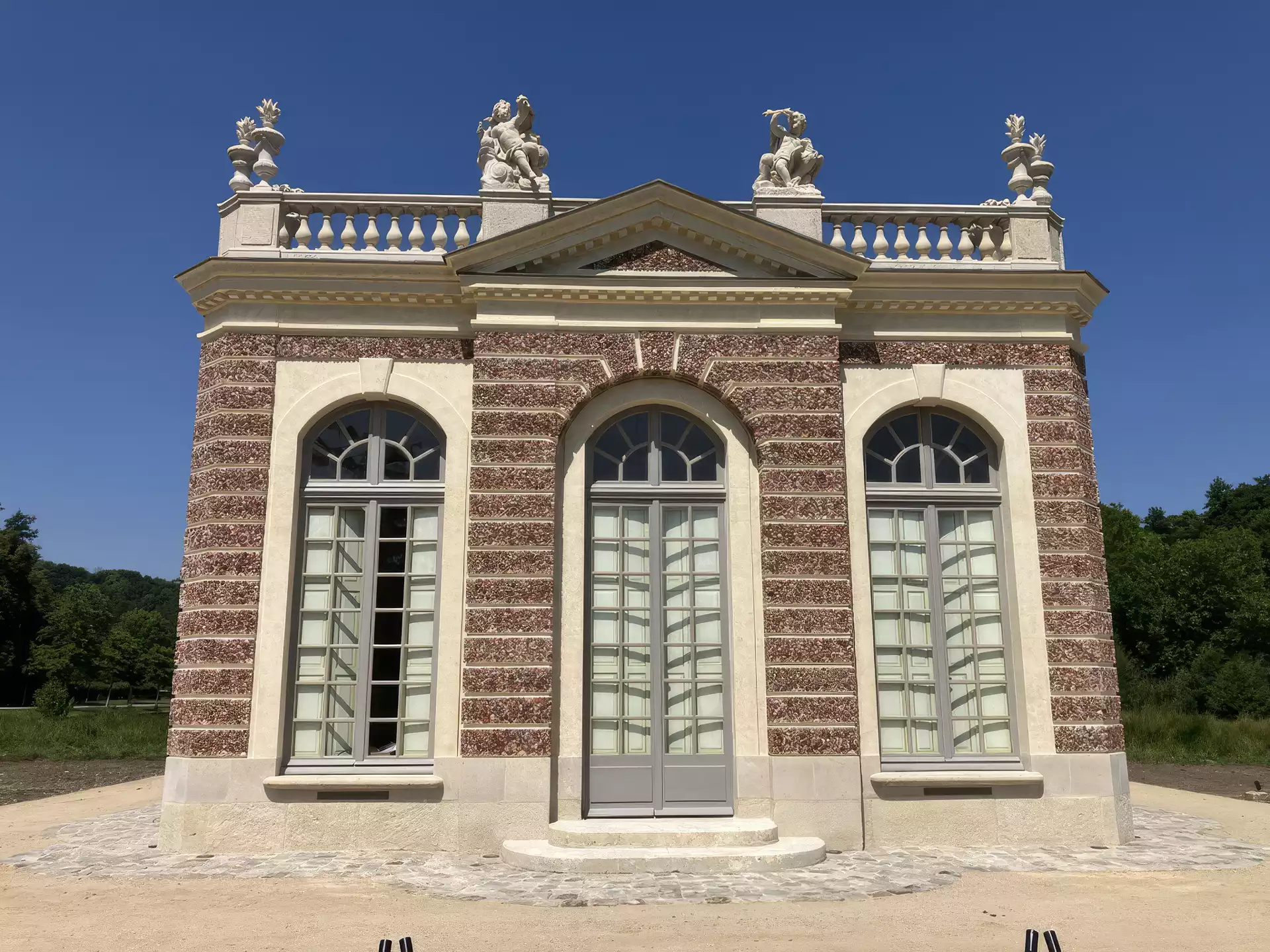 Pavillon des deux îles - Chateau Dampierre - SOE Stuc & staff
